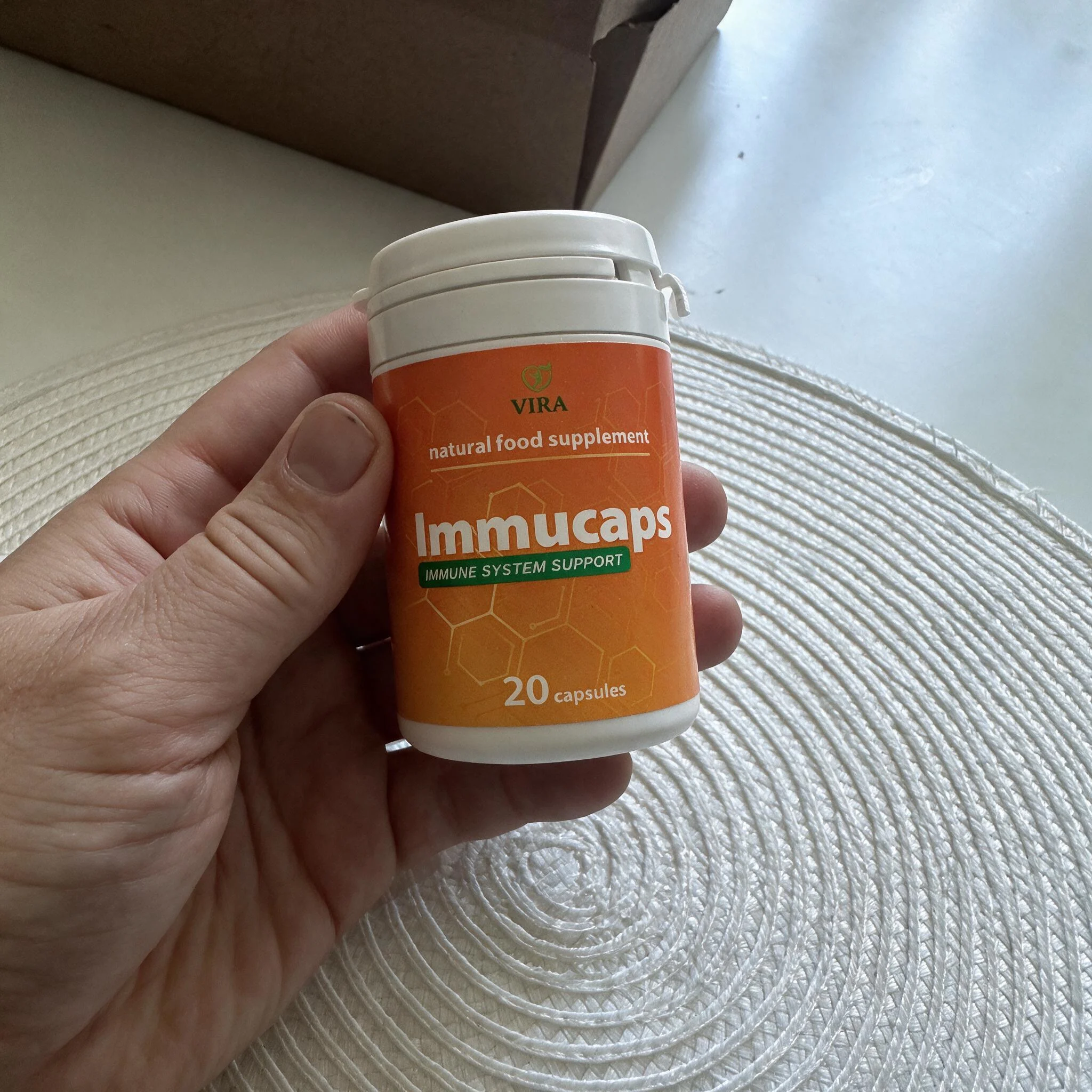 Foto de Lorenzo Santos con su envase de Immucaps